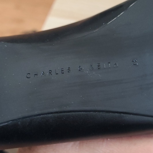 Charles & Keith Black & White flats - Picture 10 of 12